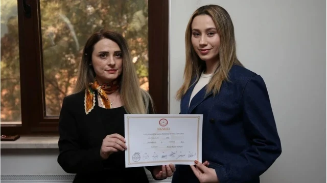 22 Yaşındaki Türkiye'nin en genç belediye başkanı mazbatasını aldı
