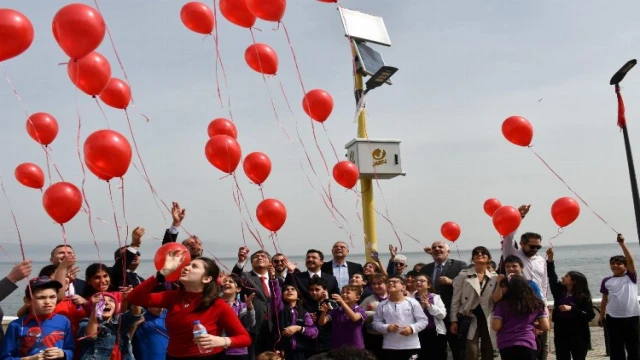 Mudanya’da otizm farkındalığı... Kırmızı balonlarla ışık yakıldı
