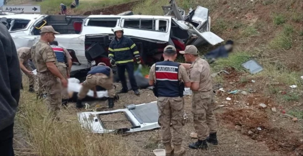 Gaziantep'te katliam gibi kaza! TIR ve minibüs çarpıştı: 8 ölü, 10 yaralı