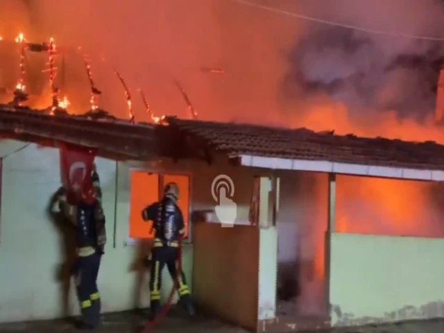 İtfaiye erinin yanan evden Türk bayrağını kurtardığı anlar kameraya yansıdı